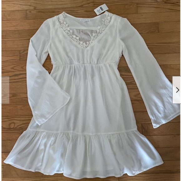 Socialite Dresses & Skirts - NWT Socialite Off-White Open Back Dress w/Lace Trim Ruffle Hem Lined